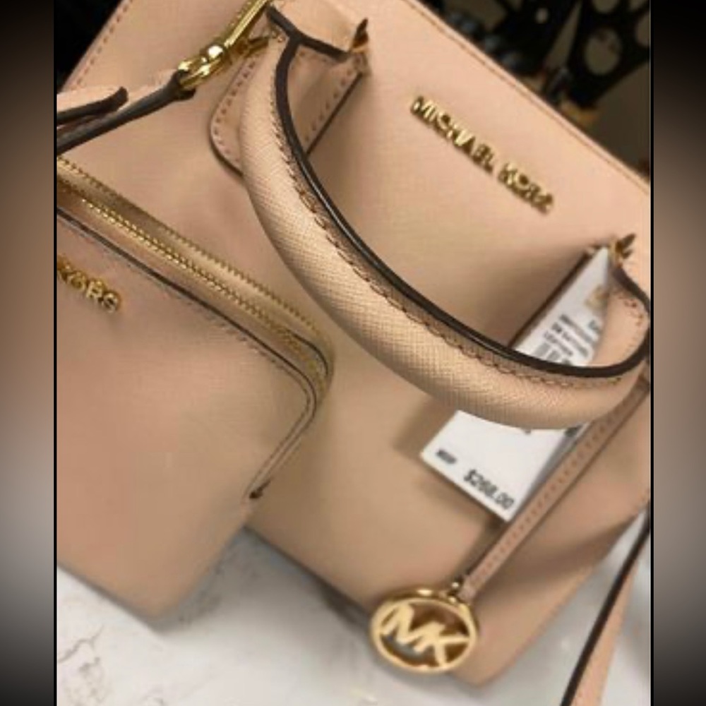 MICHAEL KORS PURSE AND WRISTLET